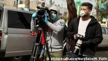Palestinian journalists wearing protective gear against the coronavirus disease (COVID-19) in Gaza City on March 27, 2020. (Photo by Majdi Fathi/NurPhoto) | Keine Weitergabe an Wiederverkäufer.