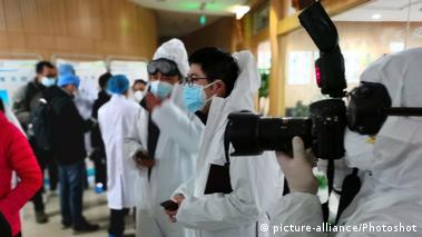 Journalists in Wuhan interview patients