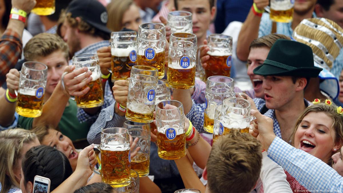 Munich to ban alcohol if COVID-19 cases rise – DW – 08/25/2020