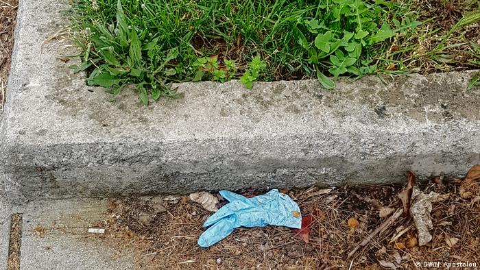 Un guante de plástico azul desechado en una calle de Kalamata, Grecia 