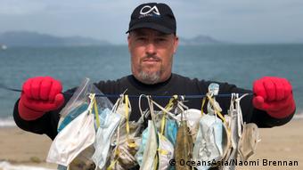 Στα Νησιά Σόκο: ο Γκάρι Στόουκς μαζεύει μάσκες από τη θάλασσα