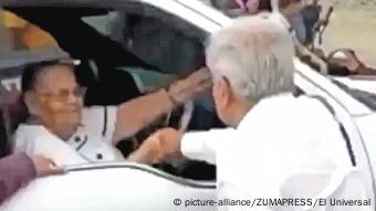 Mexiko Präsident schüttelt Mutter von 'El Chapo' die Hand