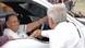 El presidente de México, Andrés Manuel López Obrador, le da la mano a la madre del capo narcotraficante "El Chapo". (29.03.2020). El presidente de México, Andrés Manuel López Obrador, le da la mano a la madre del capo narcotraficante "El Chapo". (29.03.2020).