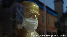 ARCHIV - 13.04.2020, Slowakei, Poprad: Eine Büste des russischen Revolutionärs Wladimir Lenin wird in einem Geschäft ausgestellt, während sein Gesicht inmitten des Coronavirus-Ausbruchs mit einem Mundschutz dedeckt ist. (zu dpa ««Lenin lebt!» - Kommunisten feiern 150 Jahre Revolutionsführer») Foto: Oliver Ondr·ö/TASR/dpa +++ dpa-Bildfunk +++ |
