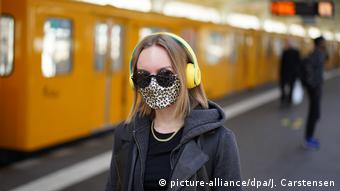 В условиях дефицита медицинских масок на помощь приходят самодельные защитные маски 