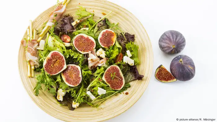 gemischter Salat mit Feigen, Tomaten, Schafskäse, Crispinis und Schinken (picture-alliance/R. Märzinger)