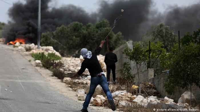 Palästinensische Autonomiegebiete Nablus | palästinensischer Demonstrant schleudert Steine