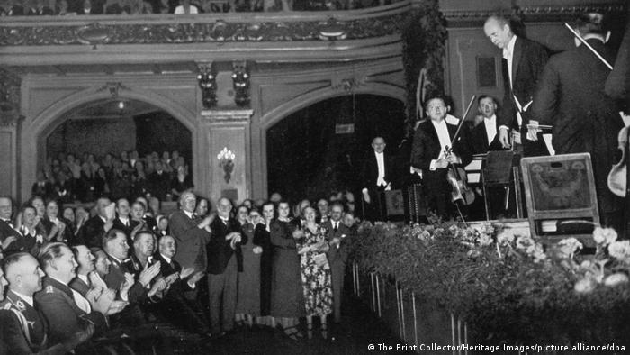 Vilhelm Furtvengler se klanja publici u kojoj je Hilter, 1936. u Hamburgu