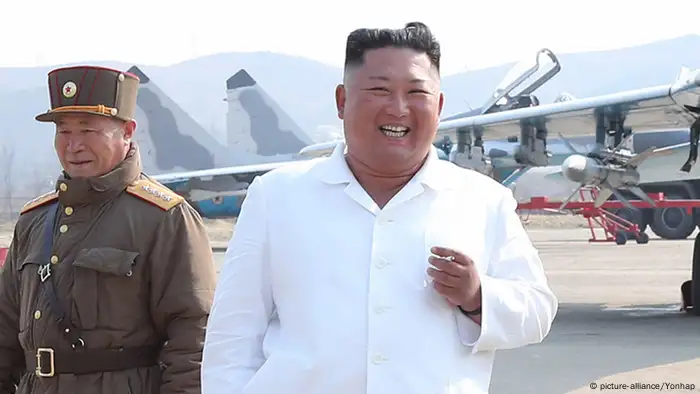 Nordkorea Kim Jong-un Besuch Luftabwehr Stützpunkt (picture-alliance/Yonhap)