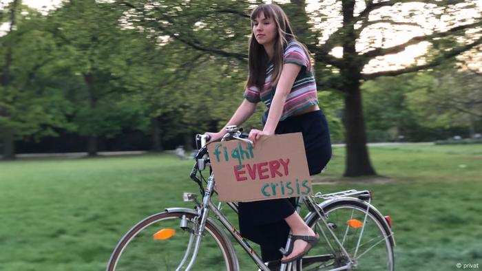 Fridays-for-Future-Aktivistin Pauline Bünger mit Protestplakat auf dem Fahrrad 