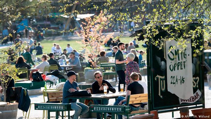 В Стокгольме шведы в парке пьют пиво
