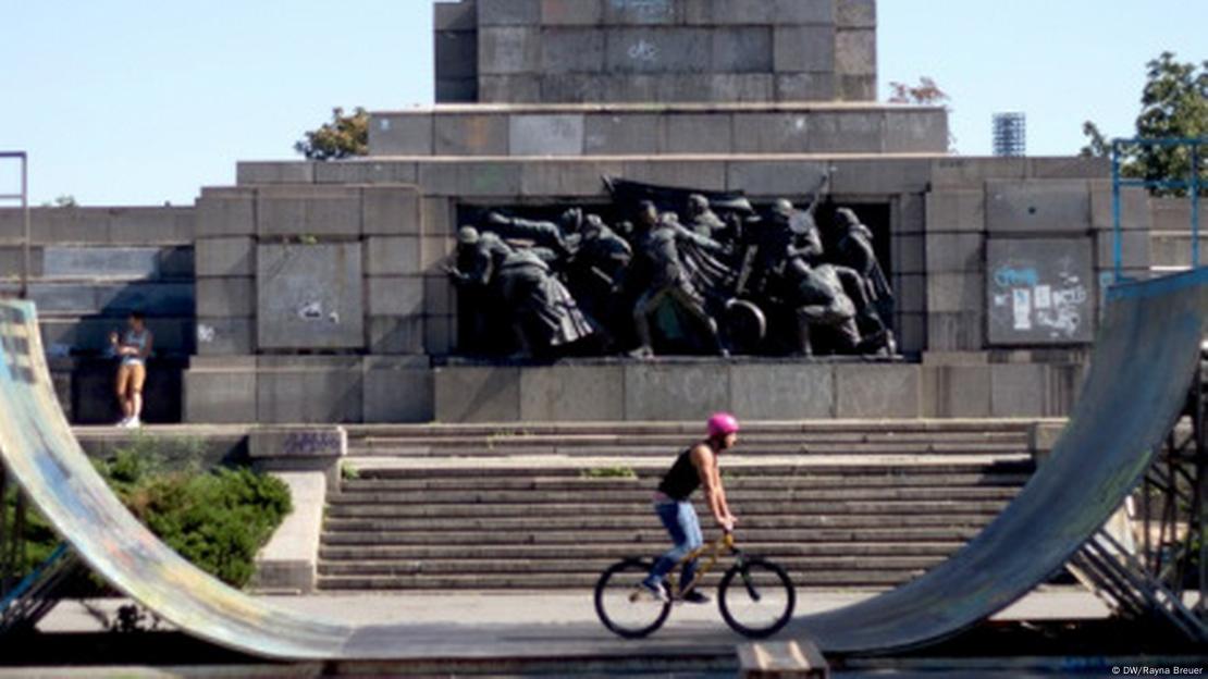 Младеж с велосипед пред Паметника на Съветската армия в София