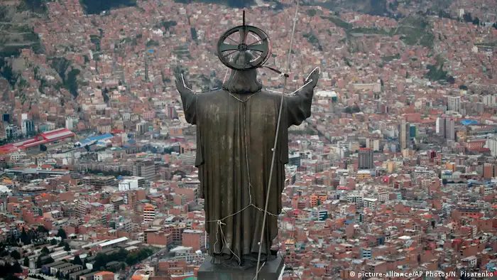 Bolivien La Paz | Statue Jesus Christus (picture-alliance/AP Photos/N. Pisarenko)