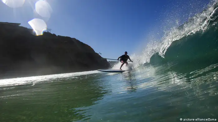 Surfer mit Riesenwelle,USA Kalifornien La Jolla Strand (picture-alliance/Zuma)