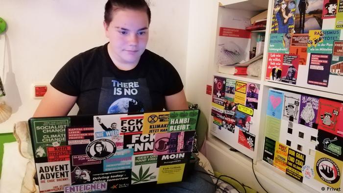 Die 14-jährige Klimaschutzaktivistin Finja Rausch bereitet den Netzsstreik fürs Klima mit ihrem Laptop in ihrem Jugendzimmer vor 