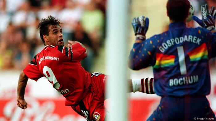 Ulf Kirsten on goal against Bochum goalkeeper Uwe Gospodarek (Imago Images)