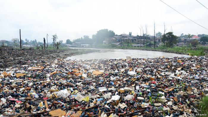 Plastikmüll blockiert den Mkwajuni-Fluss in Tansania
