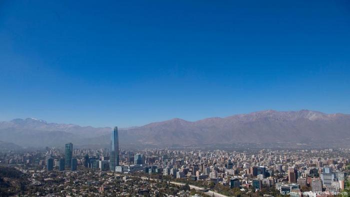 Lima, Bogotá y Santiago de Chile son algunas de las numerosas capitales de América Latina que han visto mejorada la calidad del aire debido al confinamiento de la población para evitar la expansión del coronavirus. En Chile, el equipo de investigación Antártica Usach registró una reducción de entre 20 y 25% de las partículas en suspensión en el aire sobre Santiago (foto).