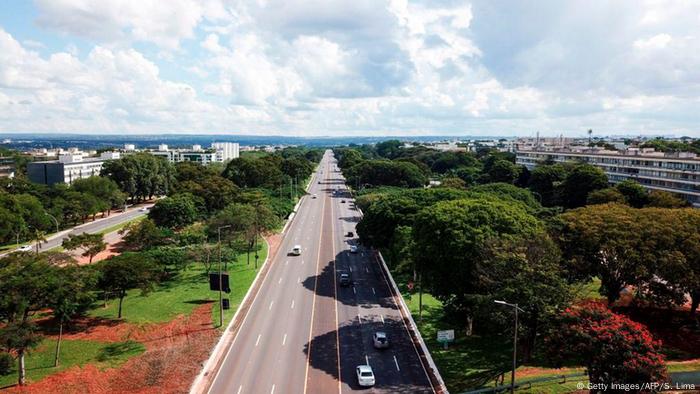 Además de la reducción de la contaminación atmosférica, la desaparición de automóviles de calles y carreteras disminuyó la contaminación acústica de las grandes capitales como Brasilia (foto). Así, por ejemplo, en Bogotá (Colombia), hubo una disminución de entre 5 y 10 decibelios durante el día y de entre 10 y 15 en la noche, según la Red de Monitoreo de Ruido Ambiental de Bogotá.