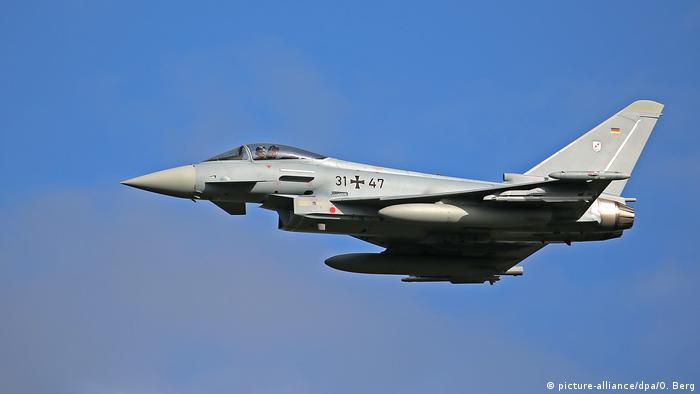  27.09.2019, Nordrhein-Westfalen, Nörvenich: Ein Eurofighter des Taktischen Luftwaffengeschwarder 31 fliegt eine Übung.