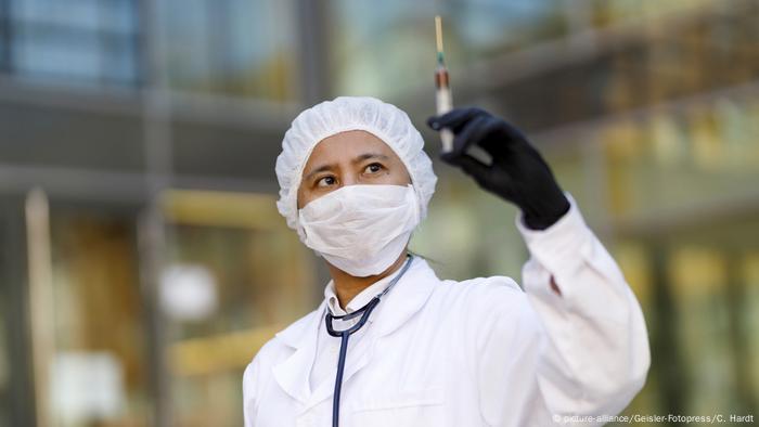 Photo of the vaccine symbol (picture-alliance / Geisler-Fotopress / C. Hardt)