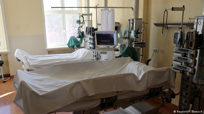 Медичне ліжко з апаратом штучної вентиляції легенів