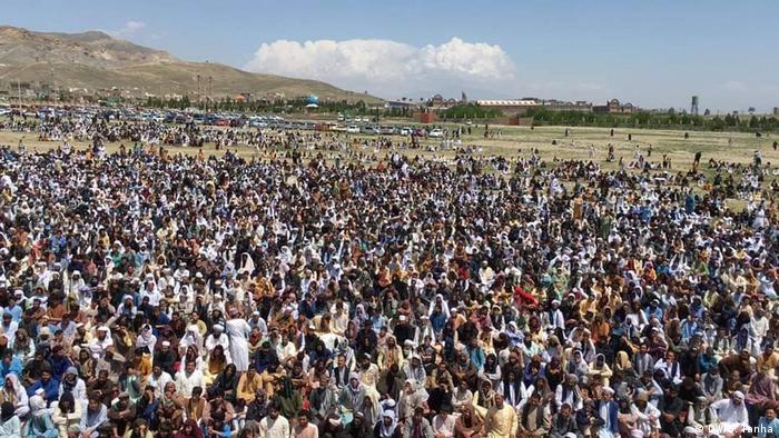 با وجود پاندمی ویروس کرونا، هزارن تن روز جمعه در دشت گذرگاه هرات تجمع کردند.