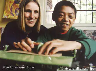 德国盲人藏学家萨布莉亚·坦芭肯在西藏一所盲人学校。
