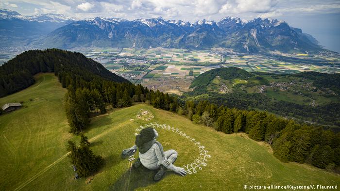 Beyond Crisis - Lukisan di atas padang rumput di Pegunungan Alpen (picture-alliance/Keystone/V. Flauraud)