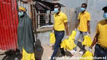 MOGADISHU, SOMALIA - APRIL 02: A group of volunteer distribute cleaning supplies to refugees at Barwako refugee camp, expressing things to do to protect against coronavirus (COVID-19), on April 02, 2020 in Mogadishu, Somalia. Sadak Mohamed / Anadolu Agency | Keine Weitergabe an Wiederverkäufer.