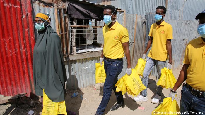 Волонтеры раздают в лагере беженцев в Могадишу принадлежности для защиты от коронавируса