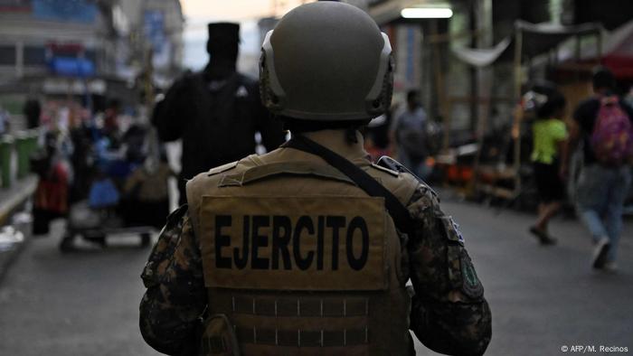 El Salvador | Coronavirus | Soldaten und Polizisten