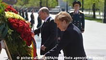 10.05.2015
epa04741530 German Chancellor Angela Merkel (R) and Russian President Vladimir Putin (L) adjust ribbons during a wreath-laying ceremony at the Tomb of the Unknown Soldier in Moscow, Russia, 10 May 2015. Russia continues to celebrate the 70th anniversary of the victory of the Soviet Union and its Allies over Nazi Germany in WWII, with Angela Merkel arriving in Moscow to commemorate the victims of the war, even as other world leaders chose to stay away for the massive victory parade 09 May. EPA/HOST PHOTO AGENCY / RIA NOVOSTI MANDATORY CREDIT +++(c) dpa - Bildfunk+++ |