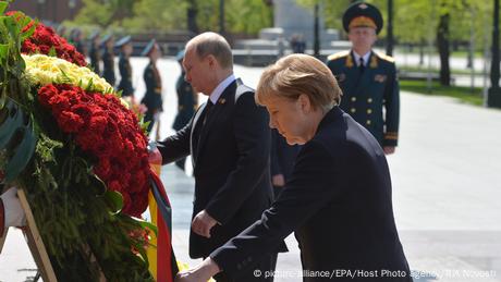 En 2015, Angela Merkel deposita en Moscú una corona en la tumba del soldado desconocido. Pero la relación con Putin en el 70 aniversario del fin de la guerra no atraviesa sus mejores momentos, luego de que Rusia se anexionara Crimea. Ni Merkel ni la mayoría del resto de líderes occidentales toman parte en el desfile de la victoria.