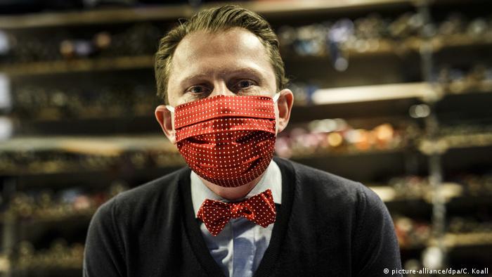 Man with a face mask and matching bow tie (picture-alliance/dpa/C. Koall)