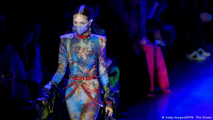 New York Fashion Week 2020 | Model mit Mundschutz | Maske (Getty Images/NYFW - The Shows)