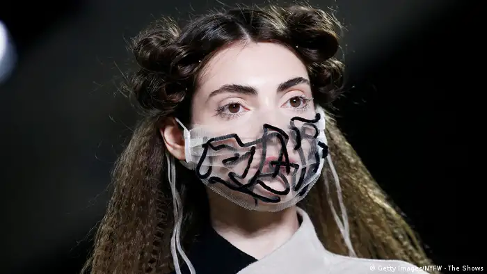 New York Fashion Week 2020 | Model mit Mundschutz | Maske (Getty Images/NYFW - The Shows)