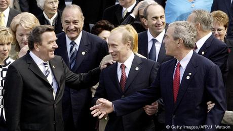 Gerhard Schröder fue el primer canciller alemán que tomó parte en el desfile ruso de la victoria en Moscú en 2005. Schröder agradece a su anfitrión, Vladimir Putin, la invitación como una muestra de confianza al pueblo alemán. Putin dice que la reconciliación entre ambos países es uno de los mayores logros de la Europa de posguerra. 