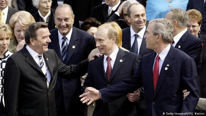 Schröder, con Putin y Georg W. Bush, en mayo de 2005, en Moscú.