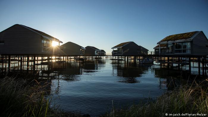 Pfahlhäuser in einer Ferienanlage auf der Insel Rügen