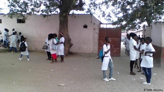 Schüler an einer Schule in Luanda Afrika