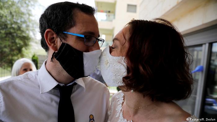 Israel recula: vuelve la mascarilla en interiores tras aumento de contagios  | Coronavirus | DW | 25.06.2021