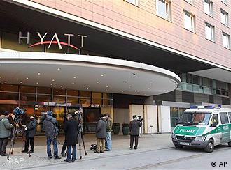 Policja przed Hotelem Hayat po napadzie