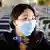 Maskenpflicht für Passagiere und Bordpersonal: hier eine Flugbegleiterin von United