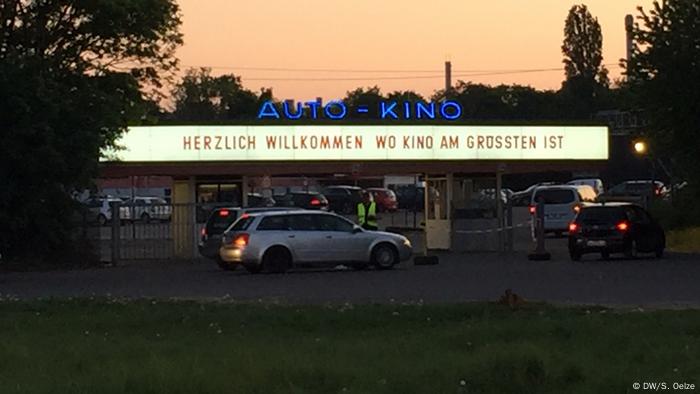 Autos stehen vor dem Eingang zum Autokino Drive-In in Köln-Por