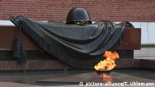 Die Ewige Flamme am Grabmal des unbekannten Soldaten im Alexandergarten in Moskau am 09.06.2017. Foto: Thomas Uhlemann/dpa-Zentralbild/ZB | Verwendung weltweit