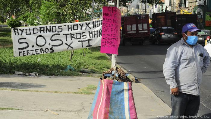 Juguetes por alimentos. Obreros en Ciudad de México que perdieron el trabajo debido a la cuarentena piden ayuda en una de las vías de la ciudad. 