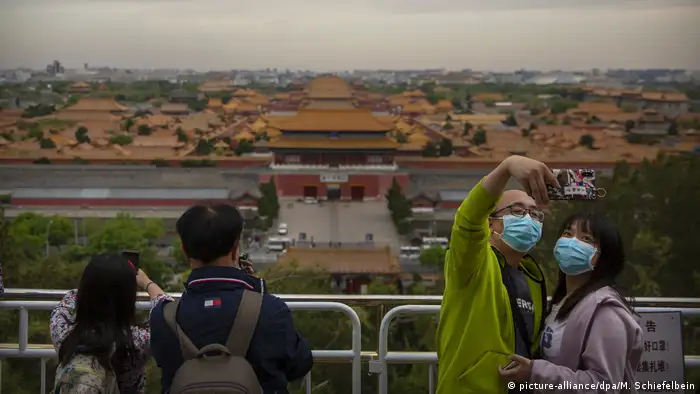 China | Besucher im Park mit Blick auf die geschlossene Verbotene Stadt