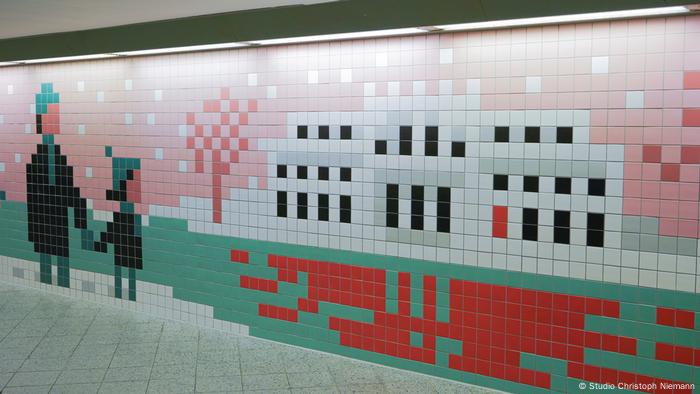 Pixel-Bild im S-Bahnhof Wannsee, das an die berüchtigte Wannseekonferenz erinnert , bei der 1942 der organisierte Massenmord an den Juden beschlossen wurde