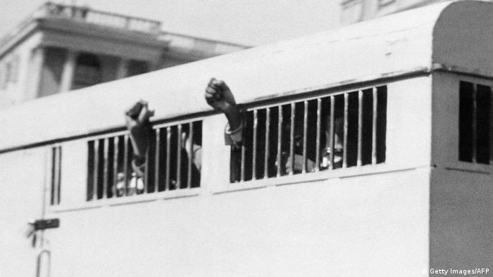 Nach der Verurteilung verlassen die ANC-Führer das Gericht in einem Gefangenentransporter - Archivbild